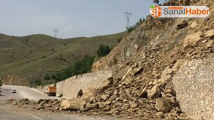 Elazığ-Keban yolunda heyelan, kaya parçaları yolu kapattı