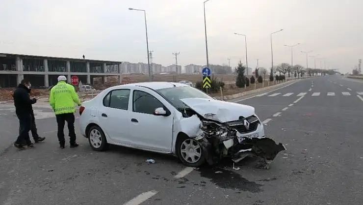 'Elazığ otomobil ile transit çarpıştı: 3 yaralı'