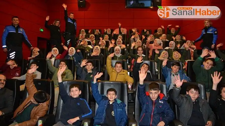 Elazığ polisi, depremzede çocukları sinemaya götürdü