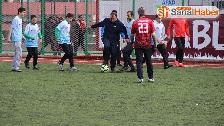 Elazığ protokolü, özel bireylerle futbol oynadı