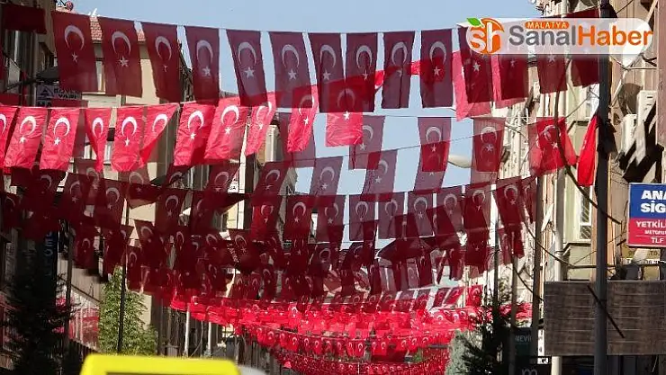 Elazığ Türk bayraklarıyla gelin gibi süslendi