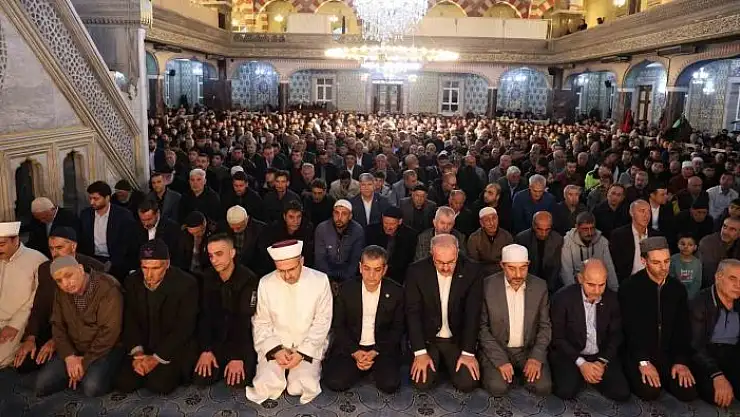 'Elazığda bayram namazında camiler doldu taştı'