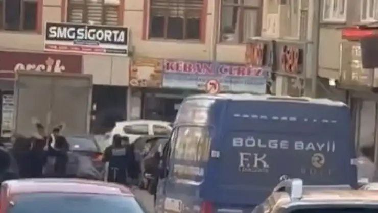 'Elazığda cadde ortasında taşlı sopalı kavga: 1 yaralı'