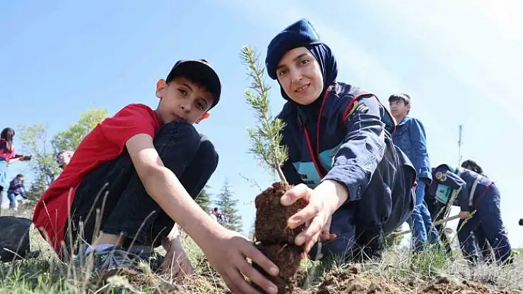 'Elazığda jandarma ekipleri öğrencilerle birlikte fidan dikti'