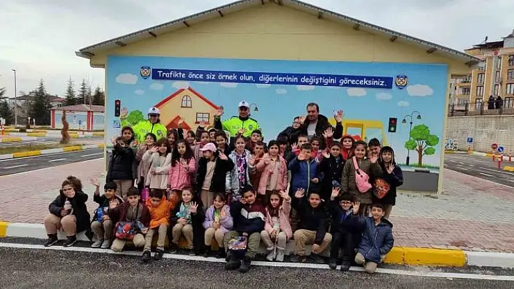 'Elazığda öğrencilere trafik kuralları anlatıldı'