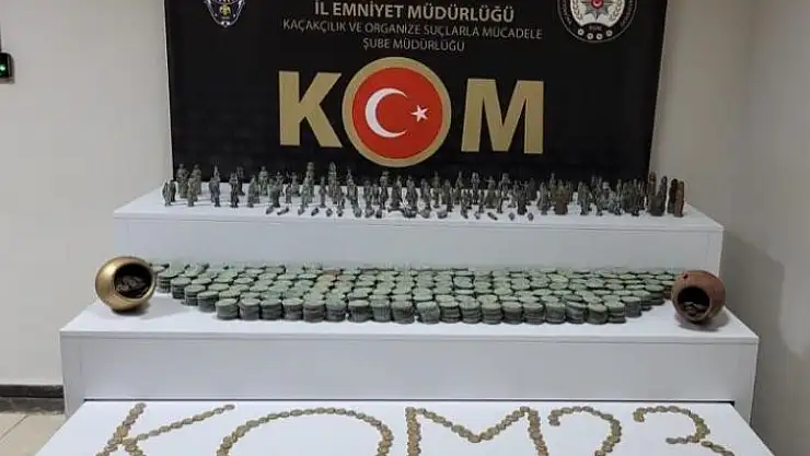 'Elazığda tarihi eser kaçakçılığı operasyonu: Roma dönemine ait sikke ve heykel ele geçirildi'