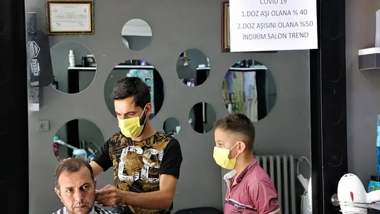 'Elazığlı berberden aşı tarifesi: 1´inci doz aşı olana yüzde 40, 2´nci doz olana yüzde 50 indirim'