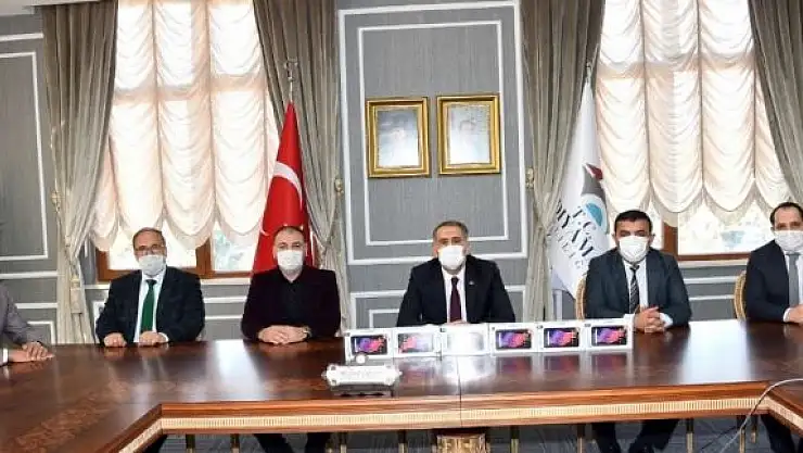 'Elazığlı iş adamından Adıyamanlı öğrencilere tablet'