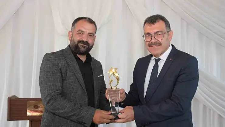 'Elazığlı sanatçı yılın en iyi sanatçısı ve müzik bilim insanı ödülüne layık görüldü'