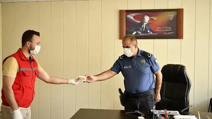 'Elbistan´da korona virüs kahramanlarına aşure ikramı'