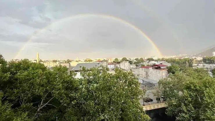 'Elbistan´da nadir görülen çifte gökkuşağı gökyüzünü süsledi'