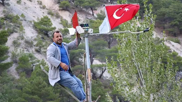 'Elektriği doğadan kendisi üretti, Türk bayraklarını aydınlatmayı başardı'