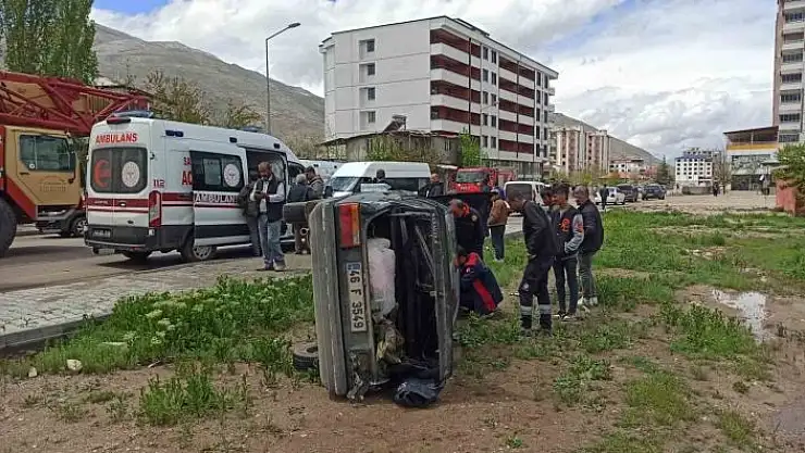 'Elektrikli bisiklete çarpmamak için manevra yapan otomobil devrildi: 2 yaralı'