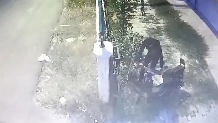 'Elektrikli motosikletin çalınma anı kamerada'