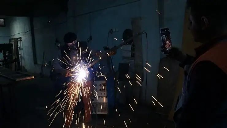 'Elektro gitara benzettiği demir kürekle rock müzik yaptı'