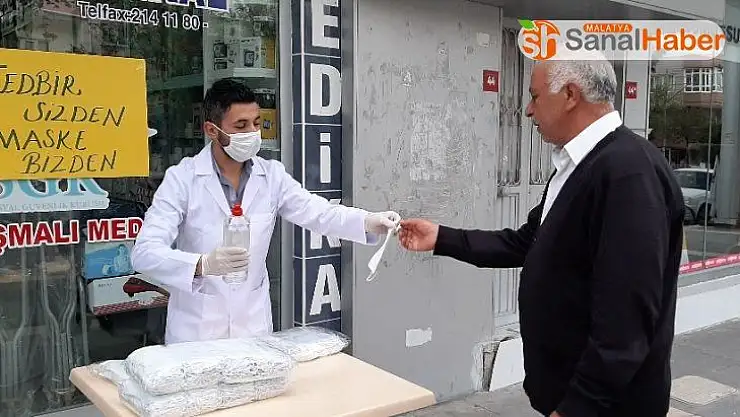 Elinde kalan 10 bin maskeyi vatandaşa dağıttı
