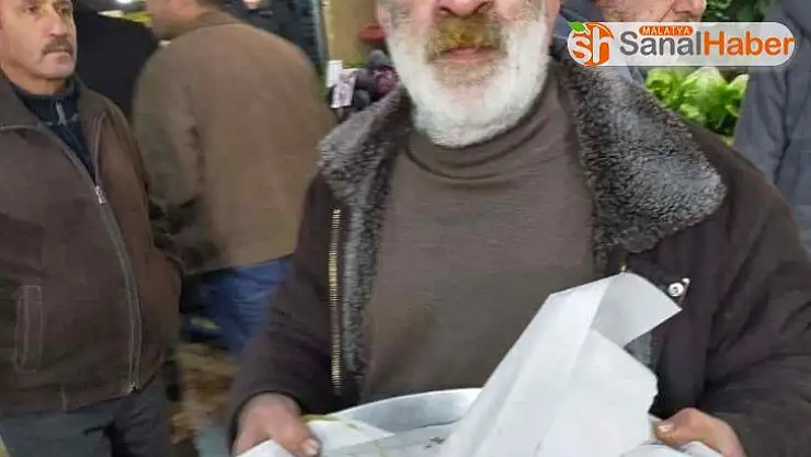 Emekli olunca esnafa tatlı ikram etti