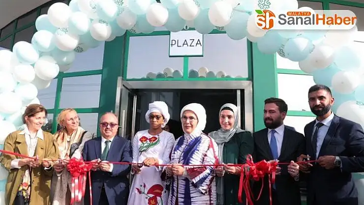 Emine Erdoğan'dan Gambiya'da Türk okuluna ziyaret