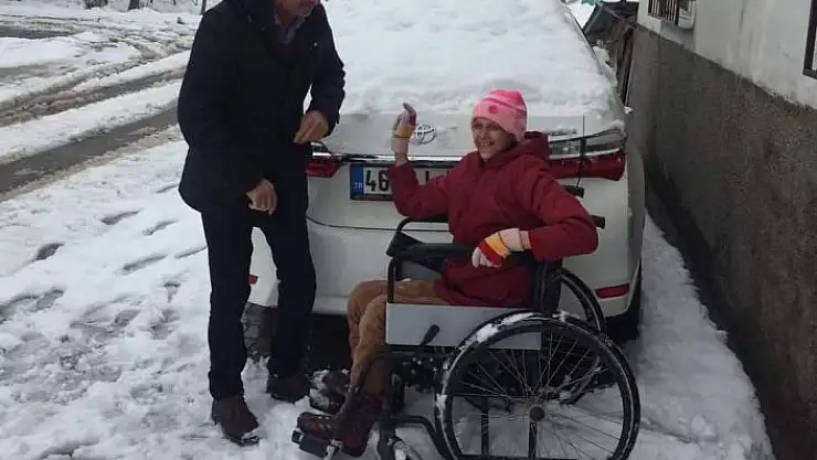 'Engelli kızıyla kartopu oynayan baba yürekleri ısıttı'