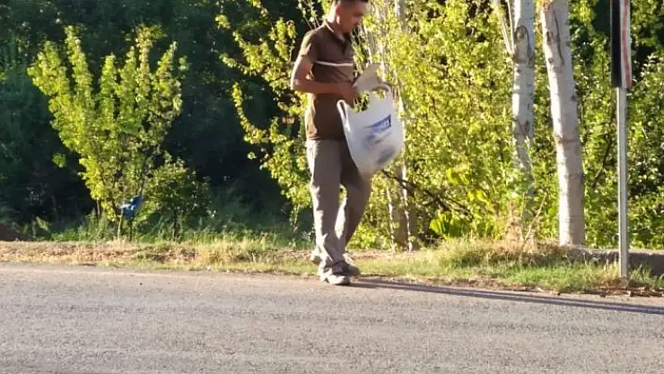 'Engelsizlerin attığını engelli genç topluyor'