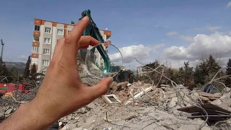 'Enkaz altında sağlam kalan camları tek tek topladı'