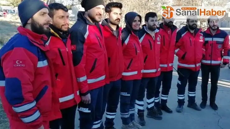 Enkaz altındaki Azize Çelik ile görüşen UMKE görevlisi o anları anlattı