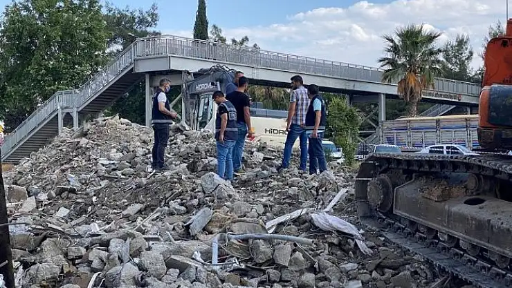 'Enkaz altından kadın cesedi çıktı'