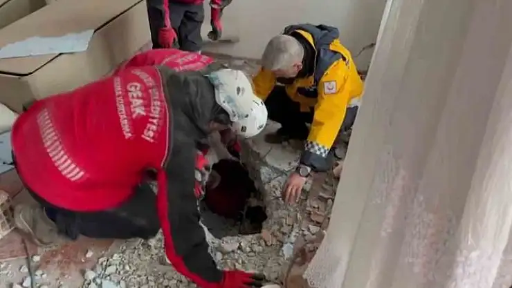 'Enkaz altından saatler sonra inanılmaz kurtuluş'