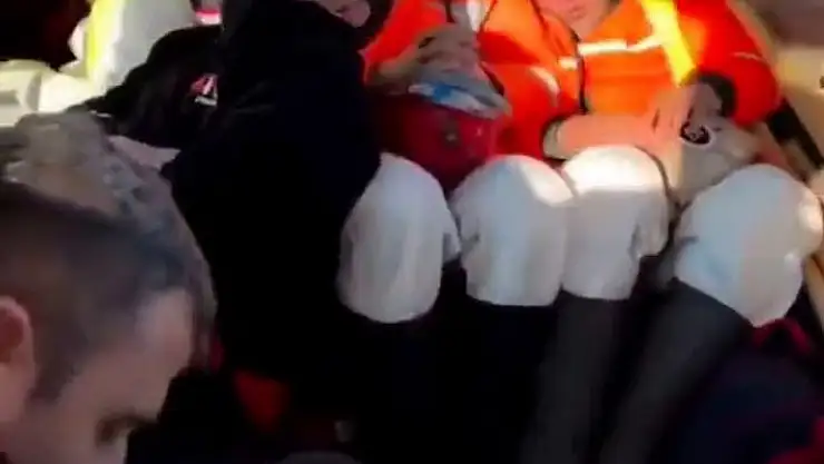 'Enkaz başında yorgunluğunu unutan ekiplerin yürek ısıtan görüntüleri'