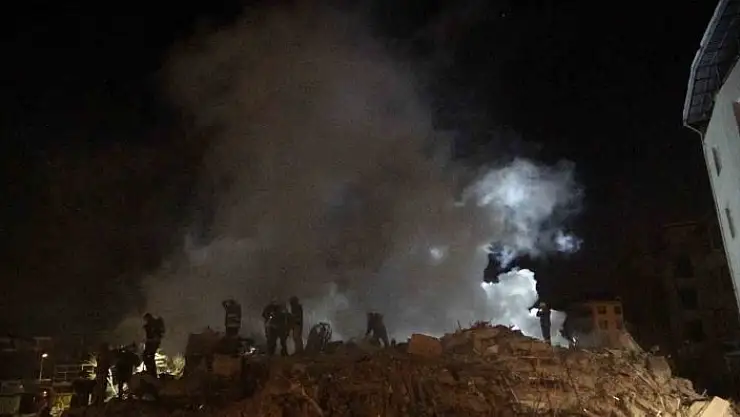 'Enkazda çalışmalar sırasında çıkan yangını ekipler söndürdü'