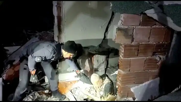 'Enkazda mahsur kalan 4 kişilik aileyi polisler kurtardı'