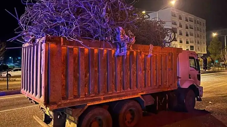 'Enkazdaki demirleri çalan 2 kişi tutuklandı'