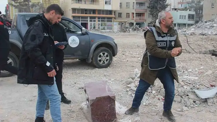 'Enkazdan çıkan değerli eşyalar emniyete götürülüyor'