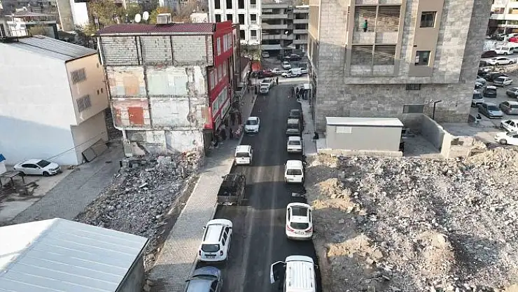 'Enkazlar kaldırıldı yollar asfaltlanıyor'