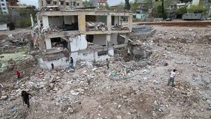 'Enkazlardan kalan demir parçaları geçim kaynağı oldu'