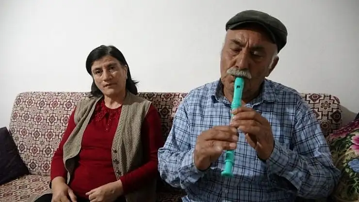 'Eşi çalıyor kendi söylüyor, sesiyle ünlü sanatçıları aratmıyor'