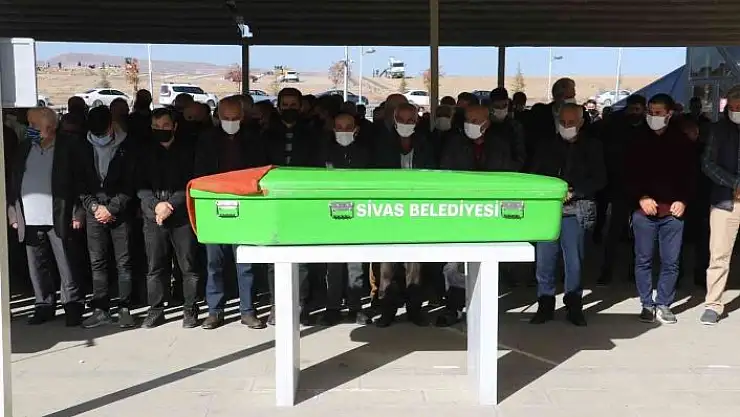 'Eşinden üç gün sonra vefat eden ünlü ozanın eşi son yolculuğuna uğurlandı'