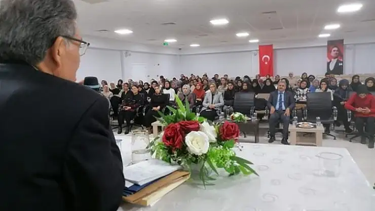 'Eski Bakan Güçlü´den öğrencilere tavsiyeler'