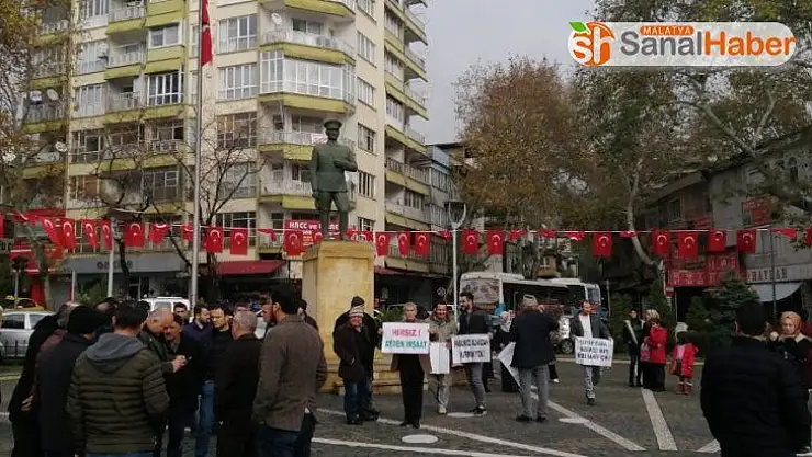 Ev sahibi olmak isterken dolandırıldıklarını iddia eden vatandaşlardan pankartlı eylem