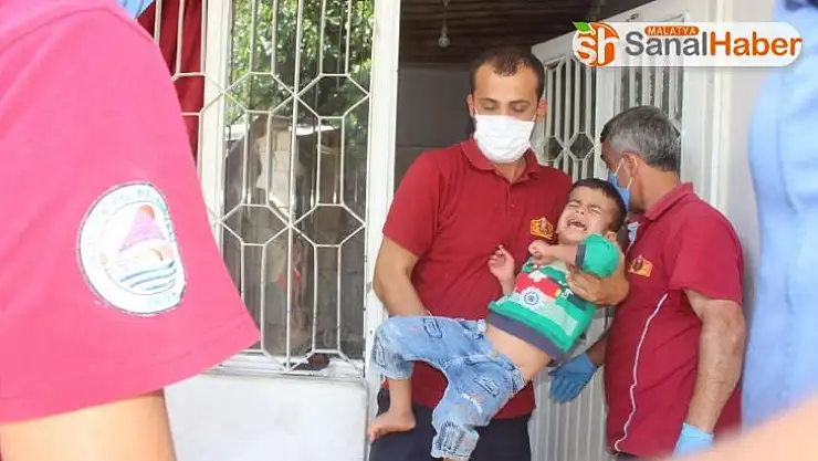 Evde kilitli kalan işitme engelli çocuk ve kardeşi kurtarıldı