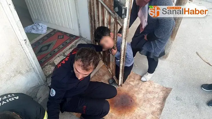 Evde yalnız bırakılan çocuğun başı demir korkuluğa sıkıştı