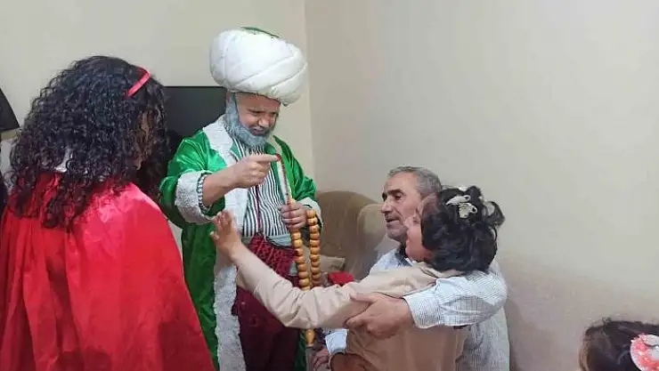 'Evden çıkamayan engelli çocuklara 23 Nisan sürprizi'