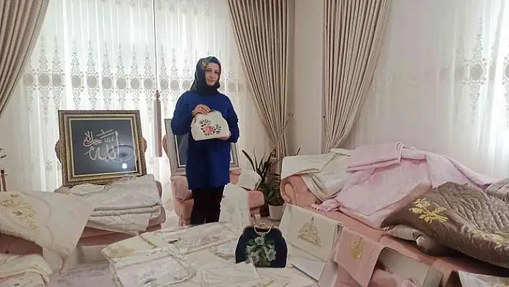 'Evinin salonunu atölyeye çevirdi'