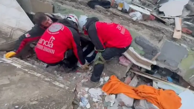 'Evli çift depremin 6´ıncı gününde sağ olarak kurtarıldı'