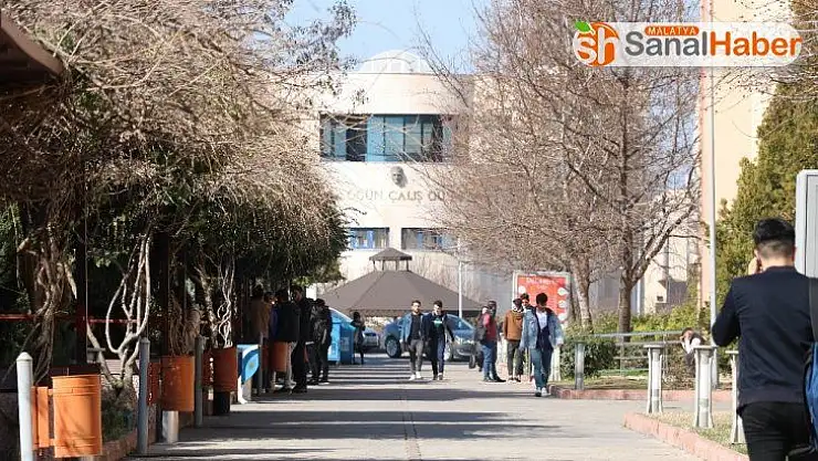 Eylem yapan üniversiteliler hasarlı binalardan kurtuldu