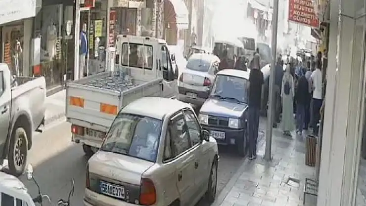'Faciadan kıl payı dönüldü, o anlar güvenlik kamerasına yansıdı'