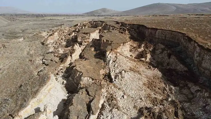'Fay hattının başlangıcındaki arazide oluşan devasa yarıklar dronla görüntülendi'