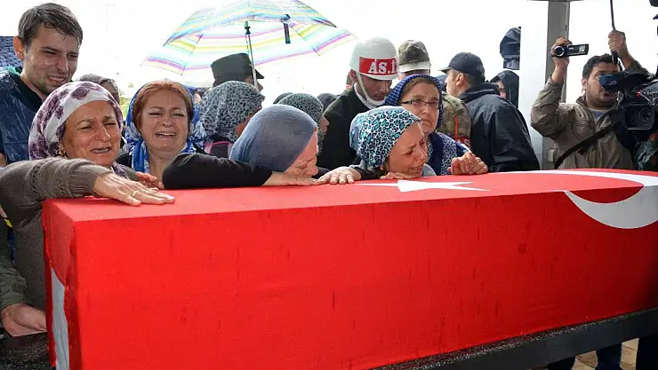 ŞEHİDİN CENAZESİNDE GÖZYAŞLARI SEL OLDU