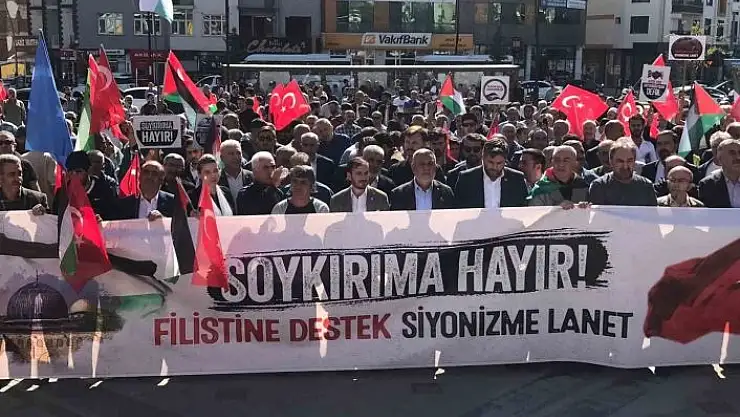 'Filistin´e destek için yüzlerce kişi meydanı doldurdu'