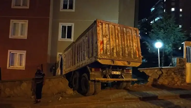 'Freni boşalan kamyon binaya çarptı'
